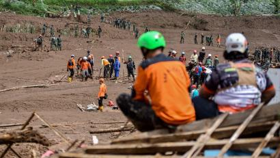 Bild: Dimas Rachmatsyah/ZUMA Press Wire/dpa
Einsatzkräfte bargen zwei Tage nach dem Unglück weitere Opfer.