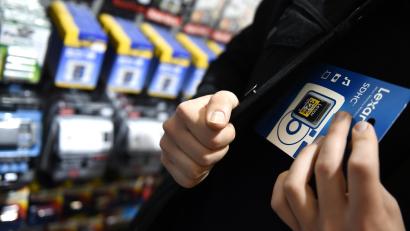 Symbolbild: Felix Kästle
Lebensmittel, Kosmetika sowie Wertkarten für Mobiltelefone versuchte am Samstag ein Mann aus einem Verbrauchermarkt in Weiden zu stehlen.