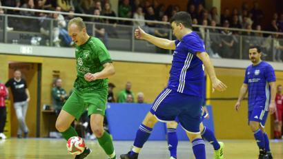 Bild: Hans Mark
Hallenfußballturnier Oberviechtach Szene aus dem Spiel Schönseer Land (grün) gegen die SG Niedermurach (blau).