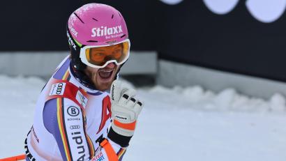 Bild: Marco Trovati/AP/dpa
Linus Straßer jubelt über Platz drei im Slalom von Kitzbühel.