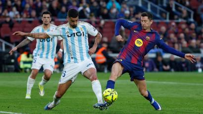 Bild: Joan Monfort/AP/dpa
Barcelonas Robert Lewandowski (r) im Zweikampf mit David Carmo von Real Oviedo.