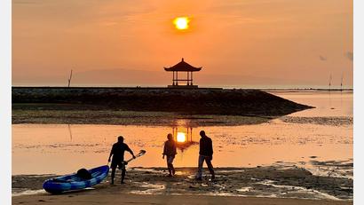 Bild: Carola Frentzen/dpa
Für viele ist Bali das Traumziel schlechthin - aber der Massentourismus macht der "Insel der Götter" zu schaffen. (Archivbild)