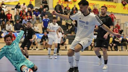 Bild: Sportfoto Zink / Daniel Marr
Der Schwarzhofener Christopher Gietl (weißes Trikot) und seine Teamkollegen machten bei den bayerischen Futsal-Meisterschaften eine gute Figur.

Halbfinale:

Christoph Gietl (9, SV Schwarzhofen ) mit Torschuss