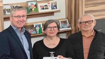 Bild: gf
Bürgermeister Franz Badura (links) gratulierte den Eheleuten Nina und Waldemar Bin zur Diamantenen Hochzeit und überreichte einige Euro Amberger Stadtgeld.