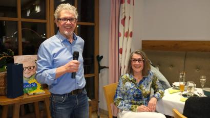 Bild: Hirsch
Der Grünen-Kreis- und Marktrat Rudi Sommer feierte seinen 70. Geburtstag. Seit fünf Jahren lebt er mit der promovierten Archäologin Gertrud Kuhnle (rechts) zusammen.