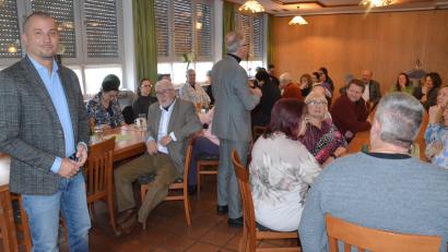 Bild: Kunz
Bürgermeister Reinhold Wildenauer (Mitte, stehend) und der Oberbürgermeisterkandidat der FDP, Florian Vogel (links), gestalteten den Neujahrsempfang der FDP in Weiden.