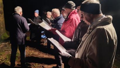 Bild: oe
Kräftige Männerstimmen im Wald – eine Bereicherung für die Viehberger Waldweihnacht.