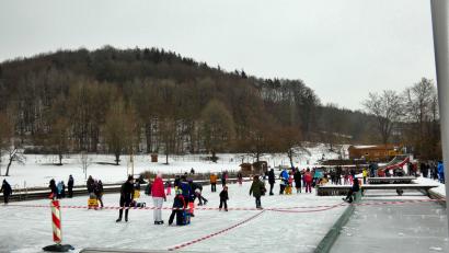 Bild: hdk
Im Königsteiner Naturbad können die Besucher wieder Eislaufen.