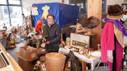 Bild: fvo
Inmitten ihrer gesammelten Schätze fühlt sich Christa Wildenauer wohl. Oldtimer sowie Kunst- und Krempelwaren finden sich in der Ausstellungshalle im Vohenstraußer Ortsteil Straßenhäuser.