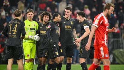 Bild: Peter Kneffel/dpa
Die Bayern um Harry Kane (r) ärgern sich über die Niederlage.