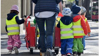 Bild: Peter Kneffel/dpa
Ausflüge gehören zu den ganz wichtigen Säulen im Kita-Alltag - möglich sind sie aber nur, wenn ausreichend Personal für die Betreuung vorhanden ist. (Symbolbild)