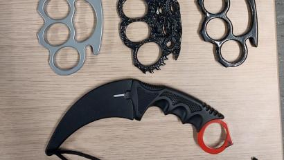 Bild: Bundespolizei
Schlagringe und Messer haben Beamte im Zug bei Furth im Wald sichergestellt.