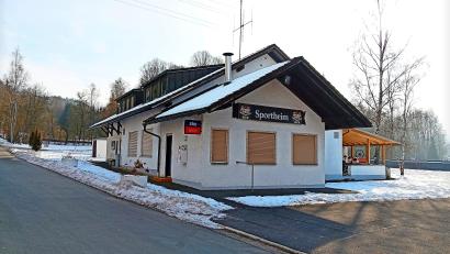 Bild: Oswald Zintl
Das Sportheim des TSV Waldershof wurde in den vergangenen Jahren von ehrenamtlichen Helfern des Sportvereins in Eigenregie betrieben. Nun ist ein neuer Pächter gefunden.