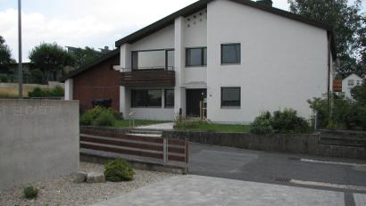 Bild: knh
Gegenüber dem Kindergarten befindet sich der verkaufte Pfarrhof. Der neue Besitzer möchte dieses Gebäude sanieren und mit Genehmigung der Regierung Flüchtlinge aufnehmen.