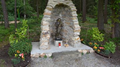 Bild: jr
Die Grotte in Neudorf soll mit in den neuen Wanderweg aufgenommen werden, die die Konnersreuther Tourist-Info plant. Für den Weg erhofft man sich eine Förderung von bis zu 80 Prozent von der Ikom Stiftland.