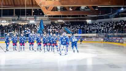 Bild: Elke Englmaier
#teambassa soweit das Auge reicht: Die Fans positionierten sich nach der Freistellung von Sebastian Buchwieser beim starken Heimerfolg der Blue Devils Weiden gegen die Starbulls Rosenheim vor und auch während der Partie deutlich.