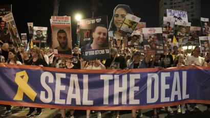 Bild: Mahmoud Illean/AP/dpa
Für die Freilassung und Übergabe aller Geiseln waren monatelang Tausende Israelis auf die Straßen gegangen. (Archivbild)