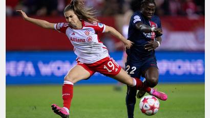 Bild: Sven Hoppe/dpa
Katharina Naschenweng (links) bleibt weiterhin beim FC Bayern. (Archivbild)