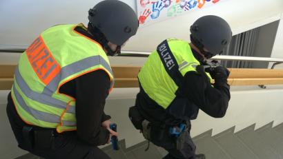 Archivbild: Polizei Waldsassen
Am Freitag findet in der Realschule in Kemnath eine Amokübung statt. An der Mittelschule in Waldsassen probten die Einsatzkräfte bereits im November den Ernstfall.