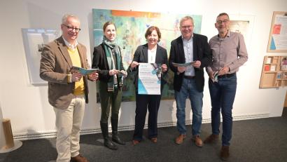 Bild: Simon Hauck, Stadt Amberg
Das hochklassige Jahresprogramm der Stadtgalerie „Alte Feuerwache“ für das Jahr 2026 wird gemeinsam vorgestellt (von links): Kulturreferent Dr. Fabian Kern, Stadtmuseumsleiterin Dr. Julia Riß, Sabine Seberak (Sparda-Bank Ostbayern eG/Filialleitung Amberg), Oberbürgermeister Michael Cerny und Kulturamtsleiter Reiner Volkert.