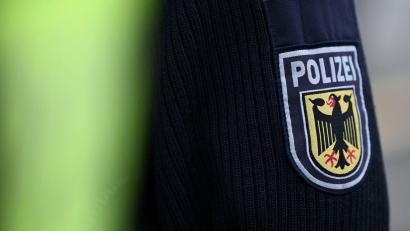 Bild: Katharina Kausche/dpa
Bundespolizisten stellten den Beschuldigten beim Halt in Rosenheim. (Symbolbild)