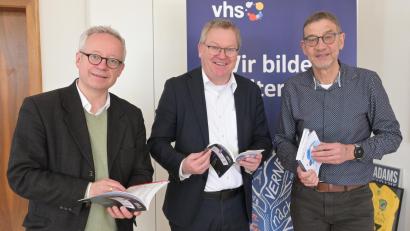 Bild: Simon Hauck, Stadt Amberg
In Vorfreude auf den kommenden Semesterstart der Vhs Amberg vereint: Kulturreferent Dr. Fabian Kern (links), OB Michael Cerny (mitte) und Kulturamtsleiter Reiner Volkert (rechts) bei der Vorstellung des neuen Programmheftes im Rathaus.