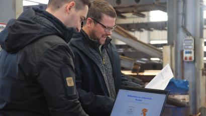 Bild: olr
Einhäupl-Geschäftsführer Daniel Einhäupl (rechts) und Referent Felix Pöss mit der neuen Lieferschein-Analyse – und der analogen Lieferschein-Variante.