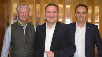 Bild: Elfriede Winter 
Altbürgermeister Werner Renner (links), Bürgermeister Hans-Jürgen Strehl (rechts) mit Roland Lutz, der für die FWG die Nachfolge von Strehl antreten möchte.