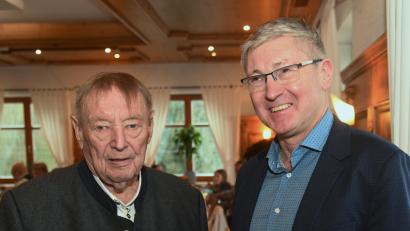 Bild: gf
Dr. Franz Rahm (l.) feierte vergangenen Sonntag seinen 90. Geburtstag und dazu gratulierte im Namen des Oberbürgermeisters und des Amberger Stadtrates acuh Bürgermeister Franz Badura (r.).