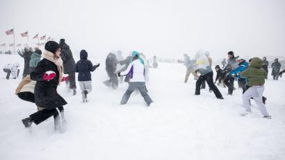 Bild: Mehmet Eser/ZUMA Press Wire/dpa
Das Extremwetter bringt auch Spaß, wie etwa bei einer ausgelassenen Schneeballschlacht in der US-Hauptstadt Washington.