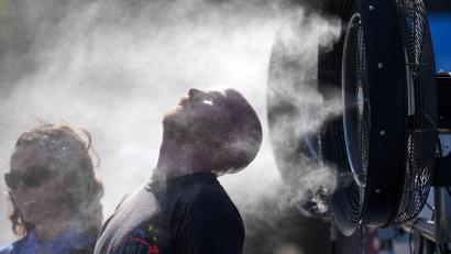 Bild: Dita Alangkara/AP/dpa
Die Behörden forderten die Menschen auf, sich immer wieder abzukühlen.