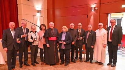 Bild: Jakob Schötz
Bischof Dr. Rudolf Voderholzer ehrt sieben Weltchristen aus dem Bistum mit der Wolfgangsmedaille.