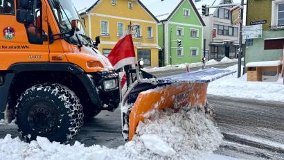 Bild: Gabi Schönberger
Räum- und Streufahrzeuge im Dauereinsatz: Bis zu 24 Zentimeter Neuschnee fielen am Montag in Pressath und auch in anderen Orten im Landkreis Neustadt/WN verwandelten die weißen Flocken Straßen in Rutschbahnen.