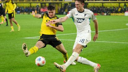 Bild: Bernd Thissen/dpa
Aaron Anselmino (l) überzeugte bei seinen Auftritten im BVB-Trikot. (Archivbild)