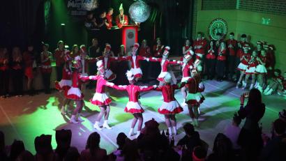 Bild: mrr
Die Prinzengarde in ihren klassischen Kostümen in Rot-Weiß-Gold beim Gardetanz.