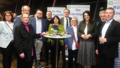 Bild: Hirsch
Beim CSU-Empfang stand der Gedankenaustausch mit den Ehrenamtlichen im Vordergrund. Andreas Wopperer und Martina-Englhardt-Kopf (von rechts) suchten das Gespräch.mit den Gästen.