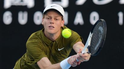 Bild: Dar Yasin/AP/dpa
Jannik Sinner hatte im Achtelfinale von Melbourne keine Probleme.