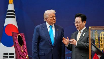 Bild: Mark Schiefelbein/AP/dpa
Mit dem südkoreanischen Präsidenten Lee Jae Myung war sich Donald Trump im vergangenen Jahr über die Senkung der Zölle einig. (Archivbild)