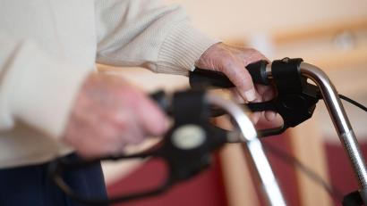 Bild: Marijan Murat/dpa
Investitionen in kommunale Sozialleistungen dürfen trotz Kostendrucks nicht gestrichen werden, da ist sich der Paritätische Wohlfahrtsverband sicher. (Symbolbild)