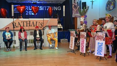 Bild: Rudi Gebert
Die vier Plößberger Bürgermeister-Kandidatinnen und -Kandidaten zusammen mit dem Dreigestirn.