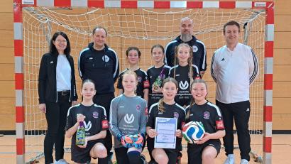 Bild: Martin Rittner
Da ist das Ding: Mipos U13-Mädels freuen sich über die Bezirksmeisterschaft im Futsal.