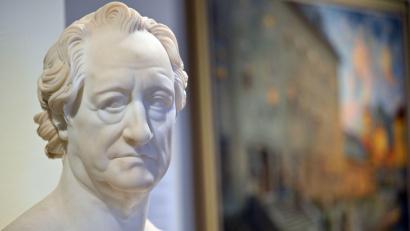 Bild: Martin Schutt/dpa
Goethes Bernstein-Sammlung aus dem Ostseeraum umfasst etwa 40 Stücke. (Archivbild)