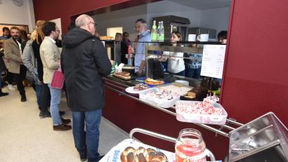 Bild: no
Ein Prunkstück der Offenen Ganztagsschule: im ehemaligen Physik- und Vorbereitungsraum gibt es für das Mittagessen der Schüler eine neue Küche und (im Bild) die großzügig gestaltete Durchreiche zum Speisesaal beim Tag der Offenen Tür am Samstag