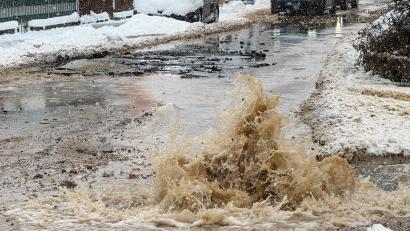 Bild: Petra Hartl
Minutenlang strömte das Wasser schwallartig aus dem Boden und überschwemmte Teile der Bahnhofstraße. Im Hintergrund ist zu sehen, dass der Asphalt auf mehreren Metern Länge aufgebrochen ist.