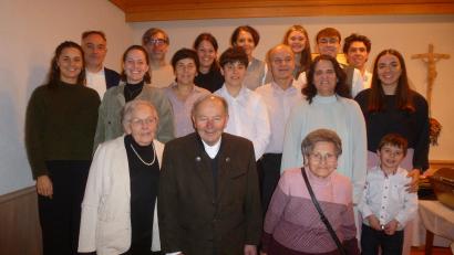 Bild: Siegfried Bock
An seinem Ehrentag dankbar und zufrieden im Kreis der Familie: Sepp Lobenhofer (vorne mit Ehefrau Ella und Schwester Cilla Scherm (rechts).