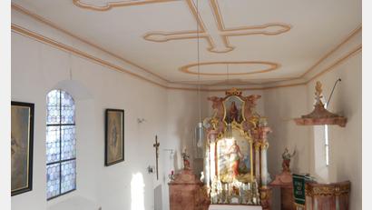 Bild: no
Probleme mit der Filialkirche St. Margaretha in Frankenhof. Links oberhalb des Kirchenfensters erkennt man einen deutlichen Riss, dessen Ausgangspunkt die Decke von St.Margaretha ist