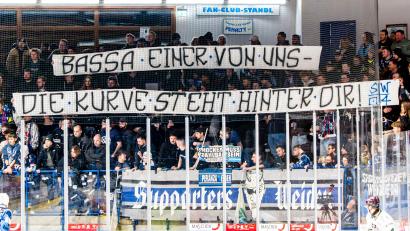 Bild: Elke Englmaier
Deutliche Wort der Fans: Die Kurve steht hinter Sebastian Buchwieser, auch wenn er nicht weiter hinter der Bande steht.