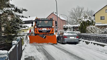 Archivbild: Andreas Royer
Drei Meter ist der Schneepflug breit. Wenn es, zum Beispiel wegen parkender Autos, zu eng wird, können manche Straßen nicht geräumt werden.
