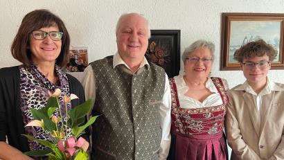 Bild: mma
Hahnbachs dritte Bürgermeisterin Evi Höllerer (links) und Enkel Johannes (rechts) gratulierten Manfred und Maria Enders zur goldenen Hochzeit.
