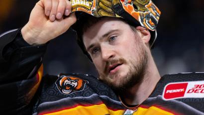 Bild: Sven Hoppe/dpa
Historischer Torschütze: Eishockey-Keeper Dustin Strahlmeier. (Archivbild)